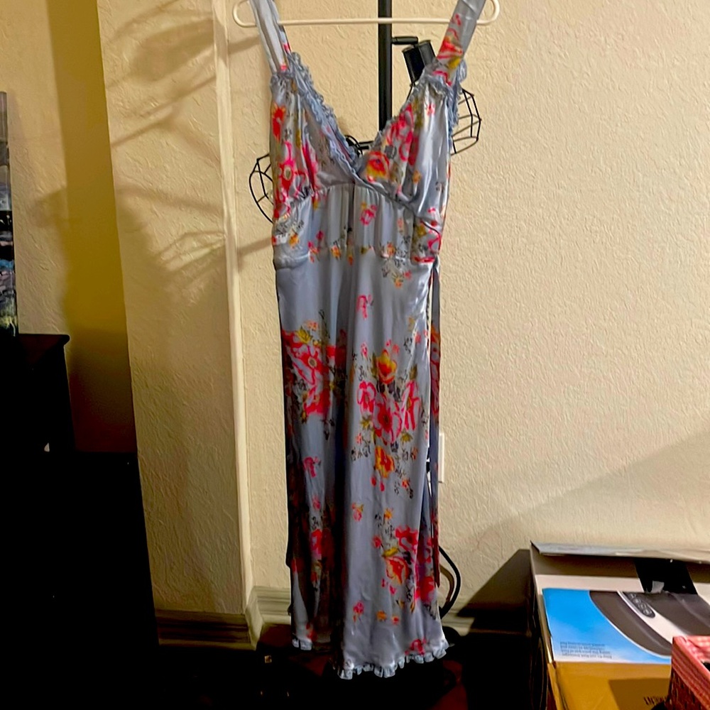 Gorgeous free people dress made in India size 6 feels like silk. Gorgeous colors